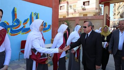 محافظ كفرالشيخ لطالبات مدرسة الشهيد هشام بركات: تسلحوا بالعلم والمعرفة