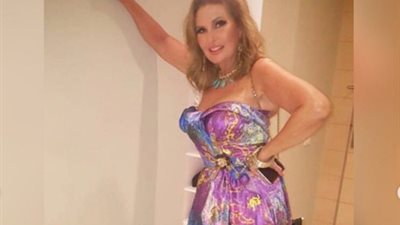 في مهرجان الجونة السينمائي .. يسرا  بإطلالة مثيرة مع الألوان  والورود
