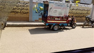 صور.. العام الدراسي الجديد.. بائع أيس كريم من أمام إحدى مدارس سوهاج: بناكلها بالحلال