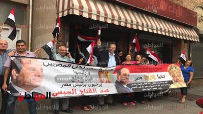 صور.. الجالية المصرية تتجمع أمام إقامة السيسي بنيويورك وسط هتاف 
