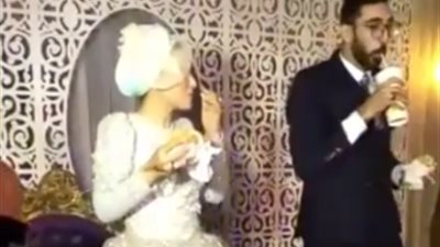 همكم على بطنكم .. شاهد عروسان يستبدلان فقرة الشربات بوجبة أكل !