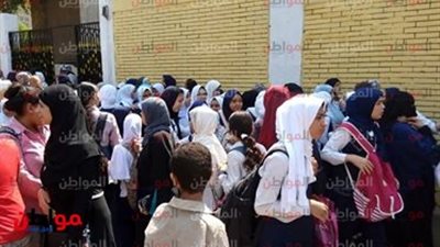 صور.. انتظام سير عملية التعليم بمدارس شبرا الإعدادية بنات في ثاني أيام الدراسة