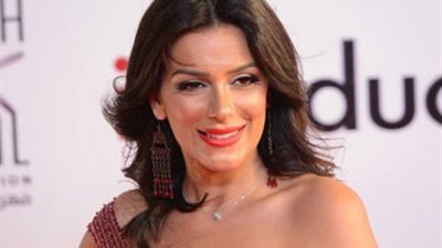مهرجان الجونة السينمائي .. إنجي المقدم  على غير عادتها ..شاهد ماذا ارتدت ؟