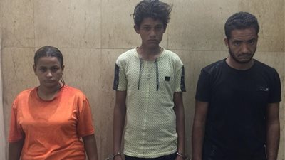 ضبط رجلين وإمرأة إثر سرقتهم لشخص تحت تهديد السلاح في الأزبكية