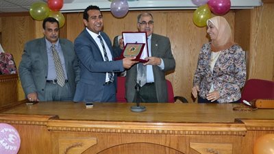 صور| في ثالث أيام العام الدراسي الجديد.. جامعة الفيوم تكرّم هيثم الفيل المدير التنفيذي للمعلومات