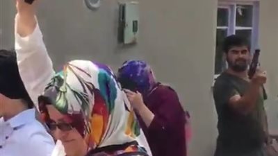 فيديو.. عروس تحتفل بزفافها بإطلاقا لرصاص بشكل لن تصدقه !