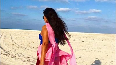 صور.. فيفي عبده تثير الجدل بإطلالتها  بالـ ميني جيب.. والمتابعون: وحش الصحراء