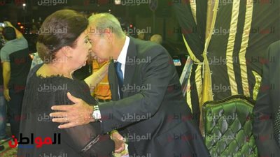 صور.. رجاء الجداوي تقدم واجب العزاء في المنتج سمير خفاجى بوسط البلد