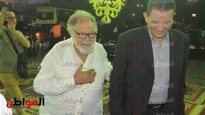 صور.. وصول يحيى الفخرانى إلى عزاء المنتج سمير خفاجى