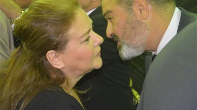 صور.. النجمة دلال عبد العزيز ضمن ضيوف عزاء الراحل سمير خفاجى