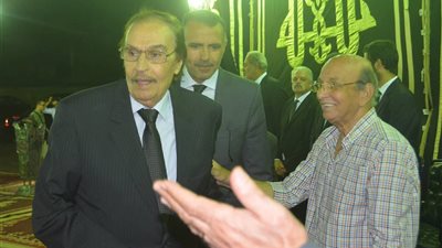 صور.. عزت العلايلي يصل إلى عزاء المنتج سمير خفاجى بوسط البلد