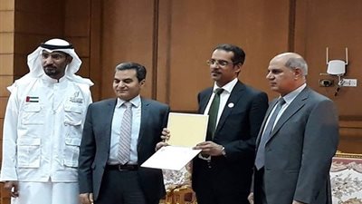 فيديو.. مؤسسة محمد بن راشد وجامعة كفرالشيخ يتبادلان الدروع ويكرموا أطباء فريق 