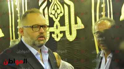صور.. وصول محمد محمود عبد العزيز إلى عزاء المنتج سمير خفاجى