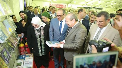 فيديو.. محافظ كفرالشيخ ورئيس الهيئة المصرية العامة للكتاب يفتتحان المعرض الثاني بحديقة صنعاء