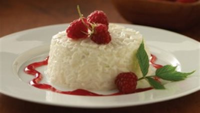 زهقتي من التكرار.. اتعلمي طريقة عمل الرز باللبن بالتوت البري ودلعي أسرتك