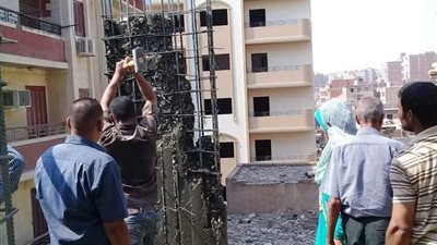 صور| بحضور المحافظ.. إزالة فورية لأحد الأدوار المخالفة بحى غرب أسيوط