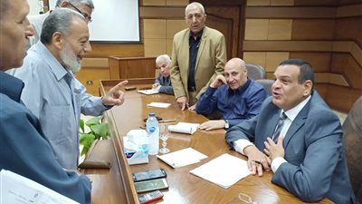 صور.. محافظ البحيرة يلتقي عددًا من المواطنين لبحث مطالبهم وشكواهم