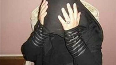 إستغل وحدتها.. شاب ببني سويف يطرد زوجة عمه الأرملة من شقتها وطردها بالشارع 