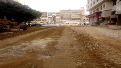 استمرار العمل برفع كفاءة وتطوير الطرق بحى شرق واستكمال رصف شارع ترعة الشابورى 