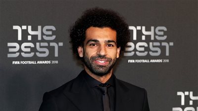 صورة .. مدافع ليفربول يسخر من الفيفا بسبب محمد صلاح