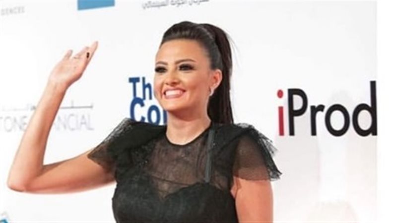 الفنانة بشري 