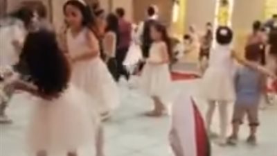 شاهد.. أطفال ينشرون الفوضى بحفل زفاف .. والمتابعين: لو فرحي كنت انتحرت