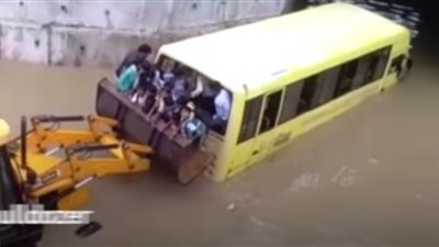  حفار ينقذ 35 طفلا  بطريقة غير متوقعة من مياه الفيضان