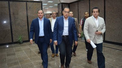 رئيس الوزراء يتفقد قرية المنسوجات بسوهاج ويطالب بتطويرها