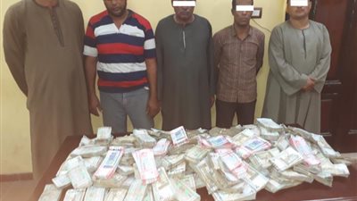 القبض على 5 أشخاص لقيامهم بالإتجار غير المشروع بالنقد الأجنبي