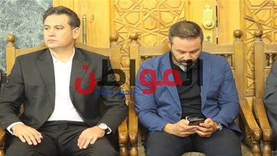 صور.. حازم إمام وجلال يصلان عزاء عادل هيكل