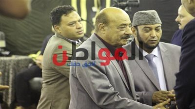 صور.. فايق عزب يشارك في عزاء عادل هيكل