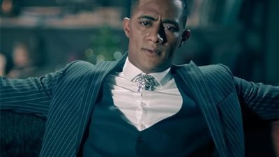 البحر موجهُ عالي مليان بالحيتان.. محمد رمضان يواصل استفزاز الجمهور