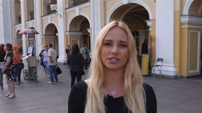 ناشطة حقوقية تسكب سائل غريب على الرجال في المترو..تعرف على السبب؟