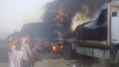 شرز كهربائي يتسبب في حريق سيارة محملة بالتبن في سوهاج
