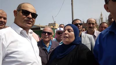 فيديو.. سيدة تقاطع جولة محافظ الغربية: الدنيا رايقة عشان انتا هنا
