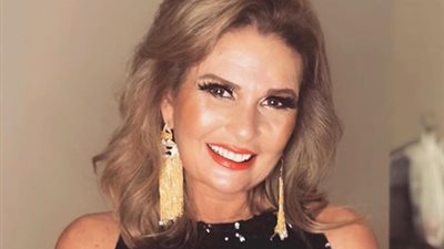 إطلالة شبابية لـ يسرا في مهرجان الجونة السينمائي  