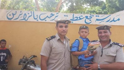 صور.. ضباط الداخلية يصطحبون أبناء شهداء الشرطة لمدارسهم