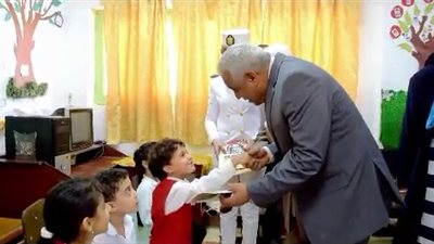 صور.. توزيع  أدوات مدرسية وكراسات تحيا مص على طلاب مدرسة الشهيد مصطفي بدوي بكفر الشيخ