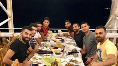 صورة.. لافتة طيبة من مهاجم الأهلي السابق مع اللاعبين في لبنان