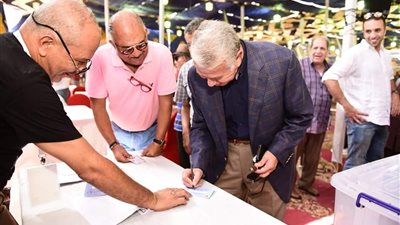 صور.. حسن حمدي يصوت في عمومية الأهلي