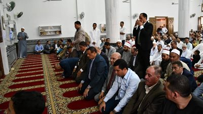 وسط جمع كبير من الأهالي.. محافظ البحيرة يؤدي صلاة الجمعة بمسجد القاضي