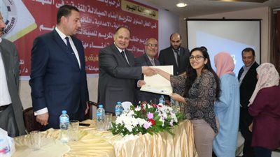صور.. محافظ الفيوم يكرّم حفظة القرآن الكريم والمتفوقين والآباء الكهنة 