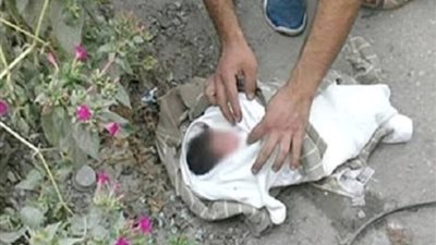 داخل صندوق قمامة .. عامل يعثر على طفلة حديثة الولادة بالبحيرة
