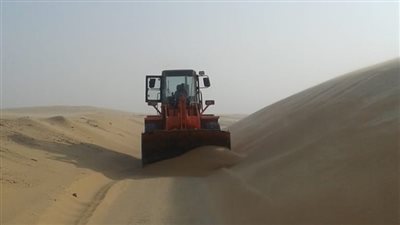 صور.. هيئة الطرق تزيل الكثبان الرملية وتفتح طريق 