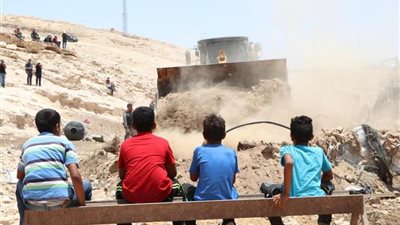 أبناء الخان الأحمر يتحدون قوات الإحتلال الإسرائيلي