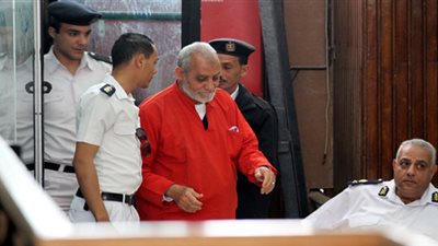 بث مباشر .. محاكمة بديع و 13 أخرين في  أحداث مكتب الارشاد 