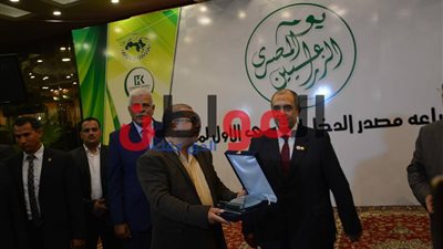 صور.. وزير الزراعة يكرم وكيل الوادي الجديد كمهندس مثالي 