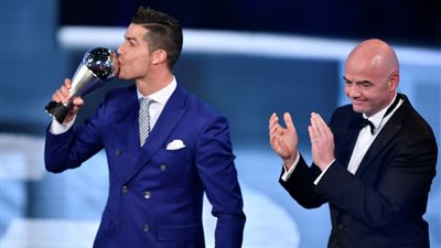 أول تعليق من رئيس الفيفا على خلافه مع ميسي ورونالدو بسبب الأفضل
