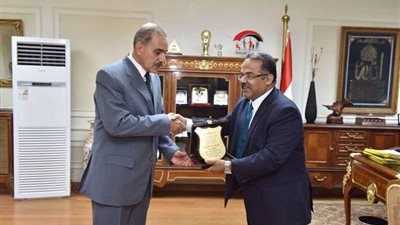 صور.. مواطنون ضد الغلاء تُكرم محافظ أسيوط