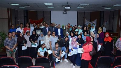 صور.. زراعة عين شمس توزع 100 شهادة أمان علي العاملين بها